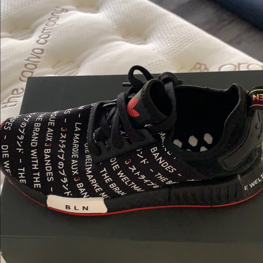Sz 5.5 youth adidas nmd r1 sneakers